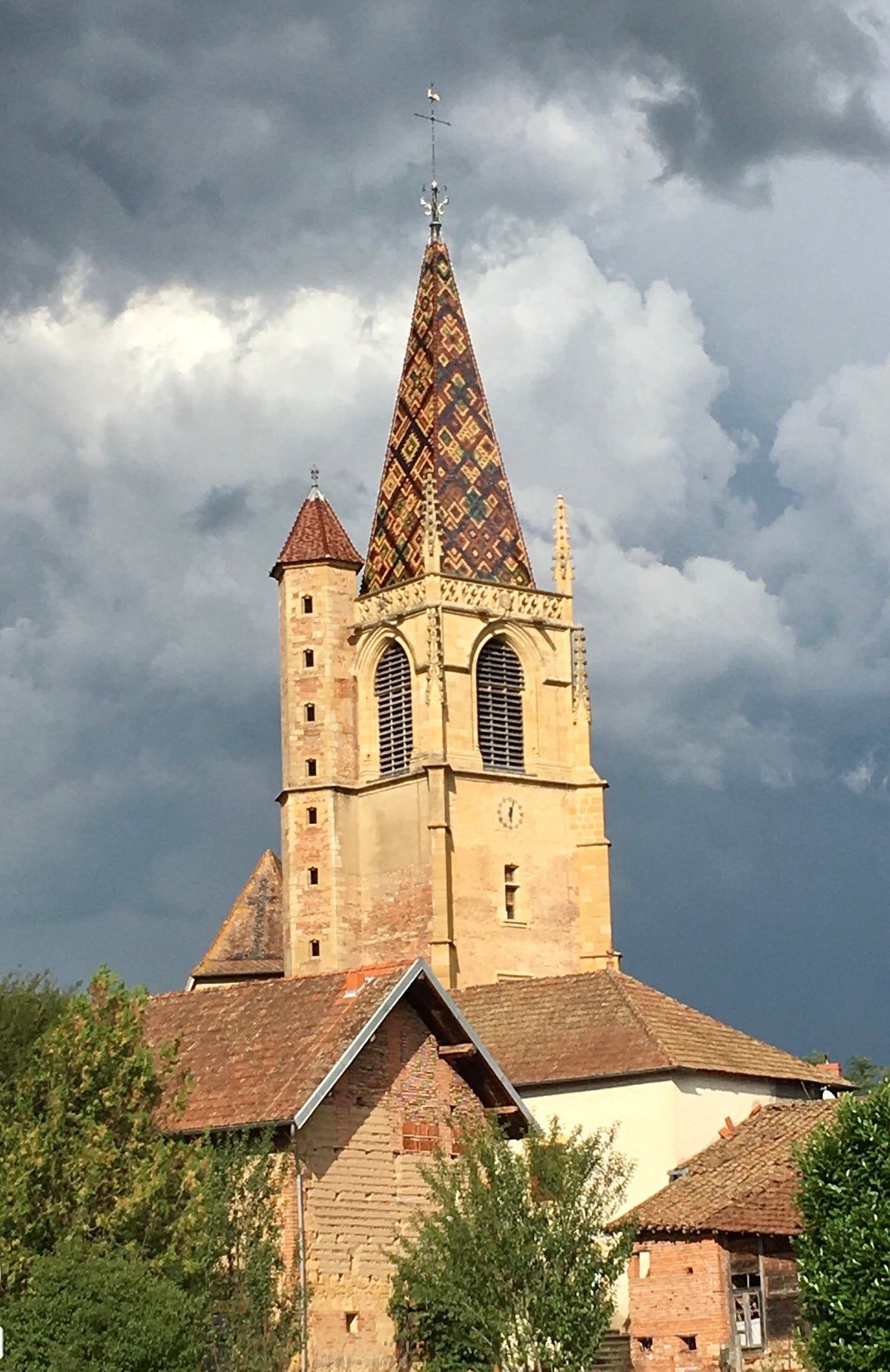 Le clocher de l'abbatiale de La Bénisson-Dieu