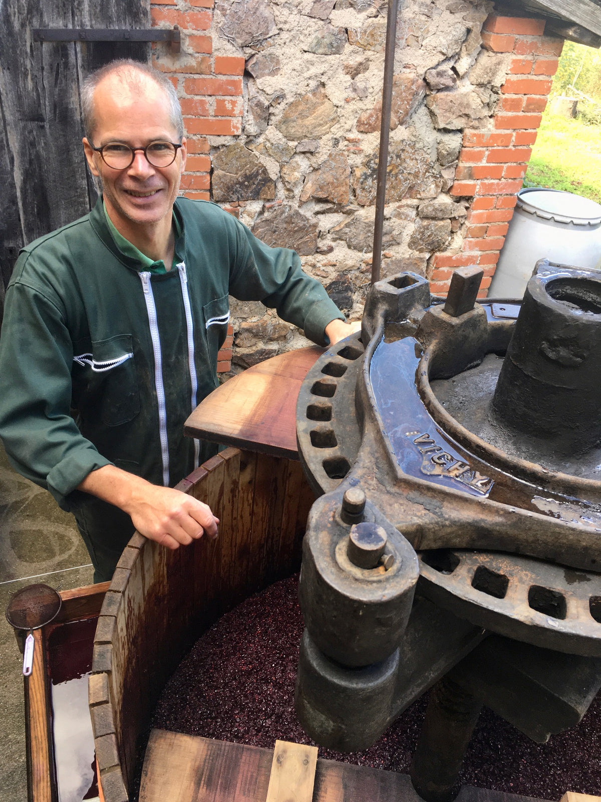 Au pressoir, pendant les vendanges